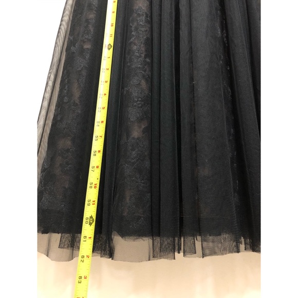 Vera Wang Black & Nude Lace-Layer Sleeveless Gown - Picture 4 of 8